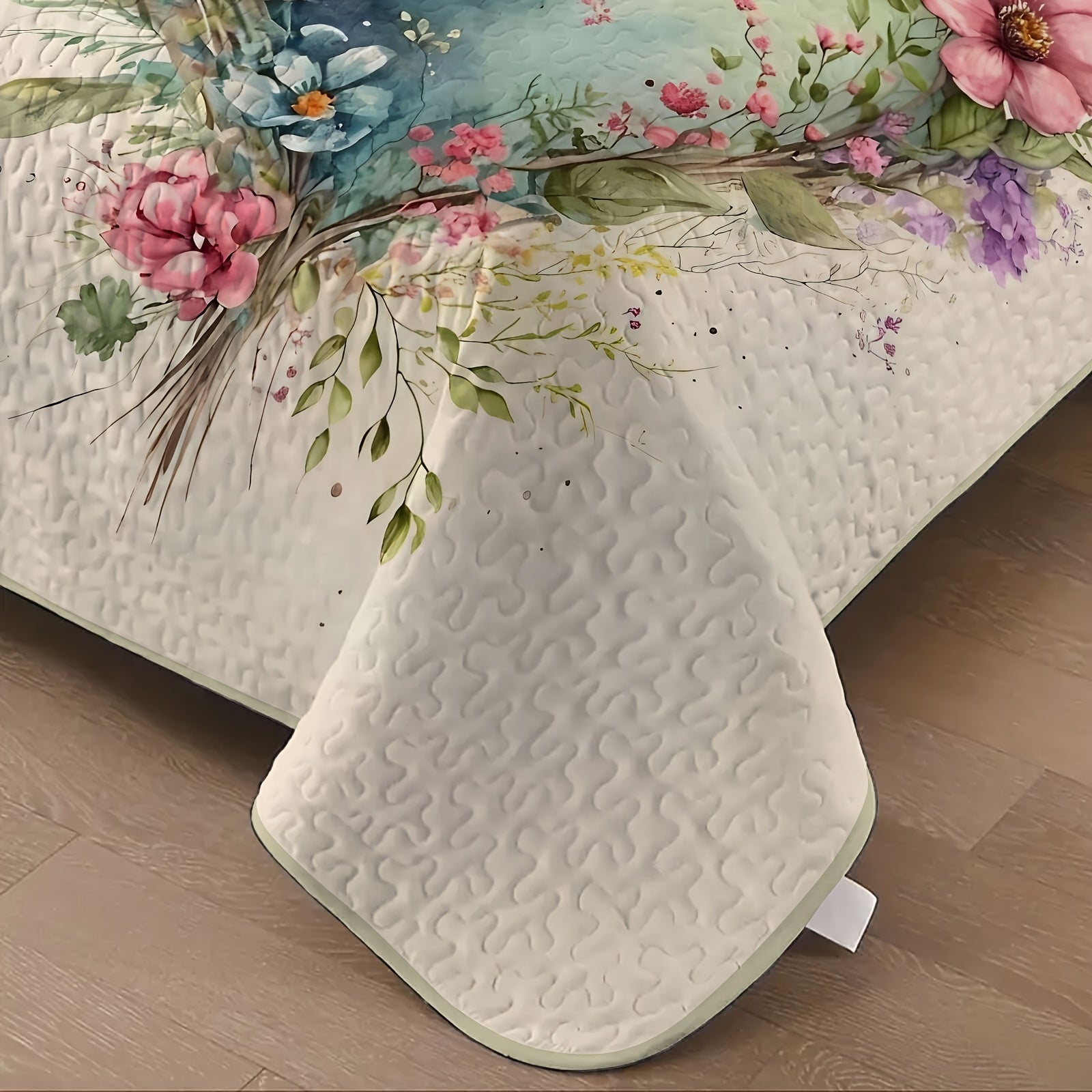 It Is Soft, Breathable, Easy to Care, Lightweight And Suitable for All Seasons. Perfect for Families, Dormitories And Guest Rooms, Double, Full Size, Queen And King, This Romantic Bed Cover Set Includes a Quilt And Two Pillowcase (Without Filling)