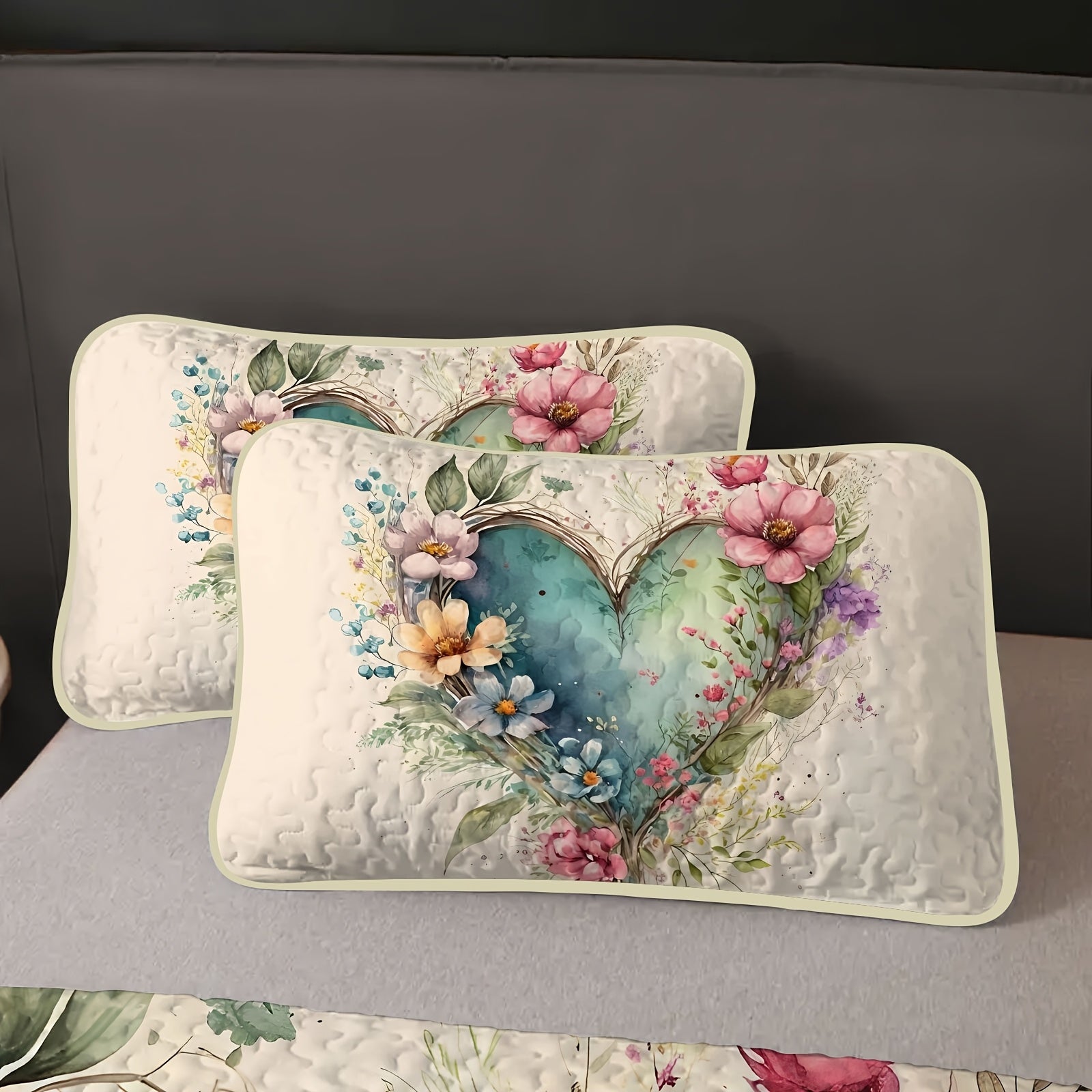 It Is Soft, Breathable, Easy to Care, Lightweight And Suitable for All Seasons. Perfect for Families, Dormitories And Guest Rooms, Double, Full Size, Queen And King, This Romantic Bed Cover Set Includes a Quilt And Two Pillowcase (Without Filling)